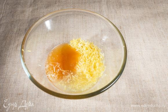 Пока кекс в духовке, готовим крем-глазурь или крем-помадку для украшения. Снимаем цедру одного лимона и выжимаем из него сок. Добавляем мед. Оставляем лимонно-медовую массу на час.