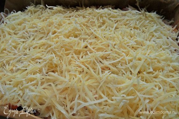 Завершить слоем тертого сыра.