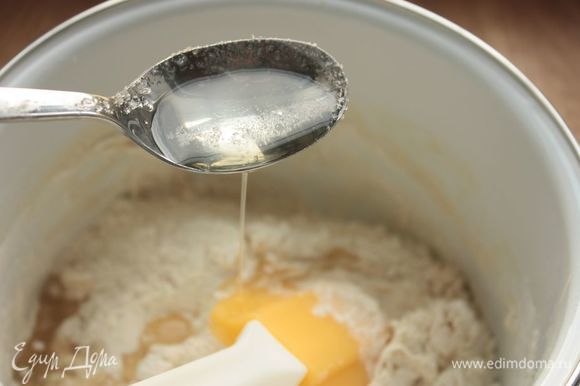 В процессе замешивания тесто понемногу подливайте растительное масло.