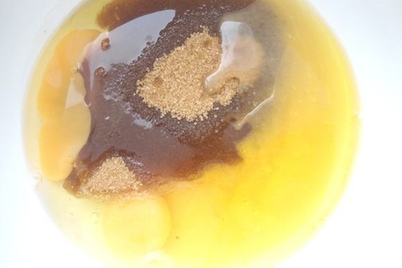 В миске смешать яйца, мед, растительное масло и сахар.