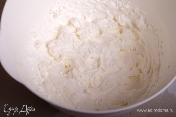 Готовим сливочно-творожный крем. Он гораздо легче моего любимого крема (сыр+сливочное масло), при этом у этого крема получается изумительный белый цвет. Очень холодные сливки взбиваем до крепких пиков.