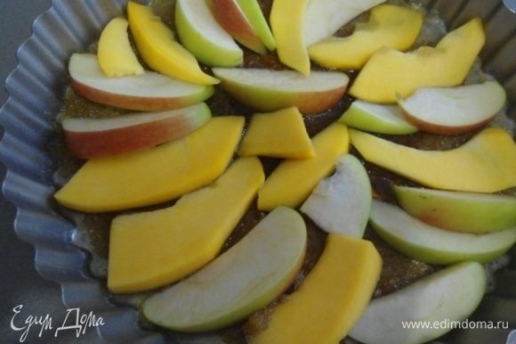 Яблоко и тыкву очистить от семян, нарезать тонкими ломтиками. На карамель выложить веером или как захочется яблоки и тыкву.