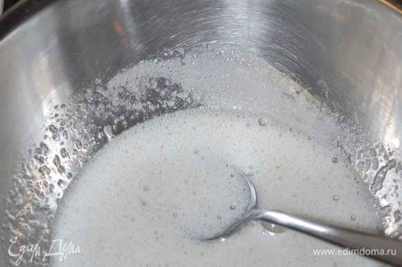 Прогреваем белки и сахар на водяной бане при 60-70°С, чтобы сахар полностью растворился.