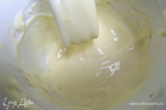 Плавленый сыр растопить в чашке несколько секунд для эластичности.