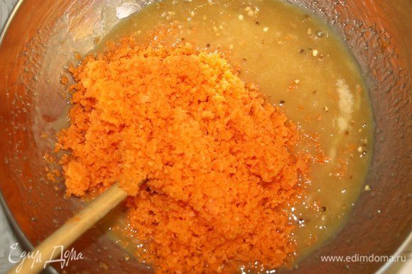 Добавить к яичной смеси тертую морковь, цедру апельсина, лимонный сок. Все хорошо перемешиваем.