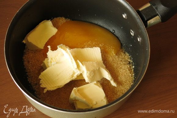 Соединяем сахар коричневый, мед и масло сливочное.