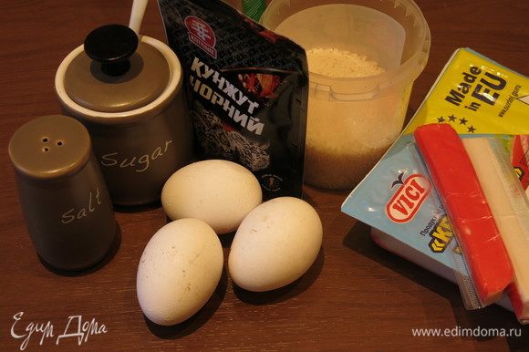 Подготовим крабовые палочки Vici, нори, яйца, соль, сахар, рис и компоненты заправки риса.