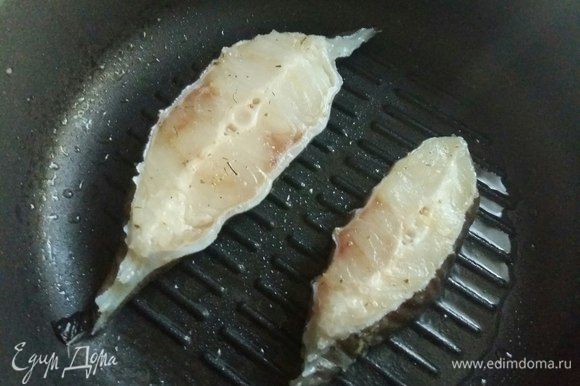 На сковороду налить немножко растительного масла и обжарить рыбку с одной стороны примерно минут 5.