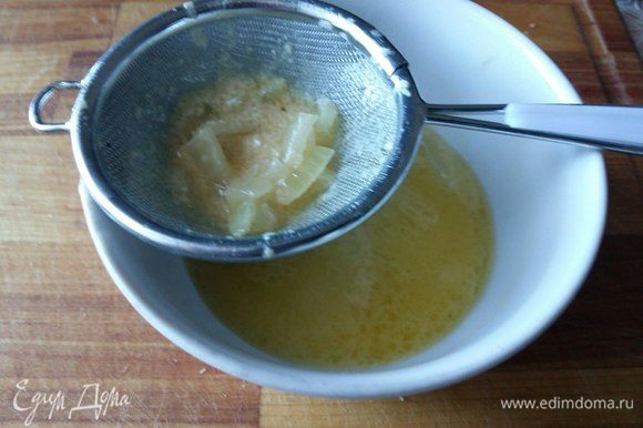Процедить соус от лука, добавить немного соли, перемешать, соус готов. Лучок используем позже при оформлении блюда на тарелке.