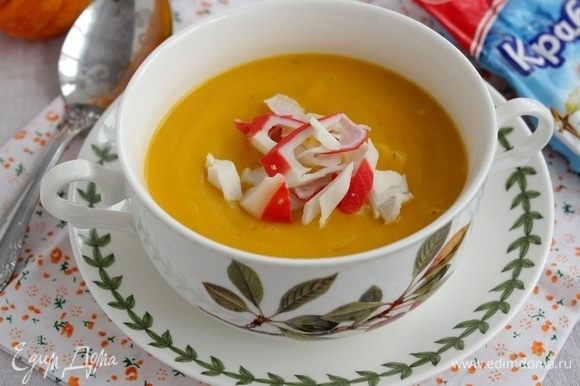 Налейте суп в тарелку, добавьте крабовое мясо, по желанию добавьте бальзамический соус.