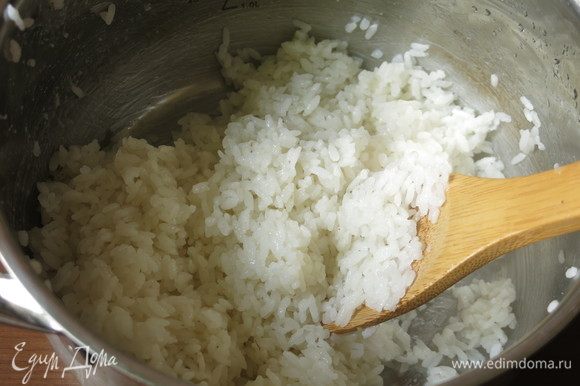 Готовим рис как в рецепте «Суши «Яблоки» с крабовыми палочками». В ингредиентах указано количество специй без заправки риса. Время приготовления с учетом варки риса и охлаждения ролла.