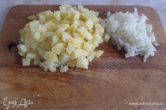 Нарезаем кубиком картофель. Мелко нарезаем репчатый лук.