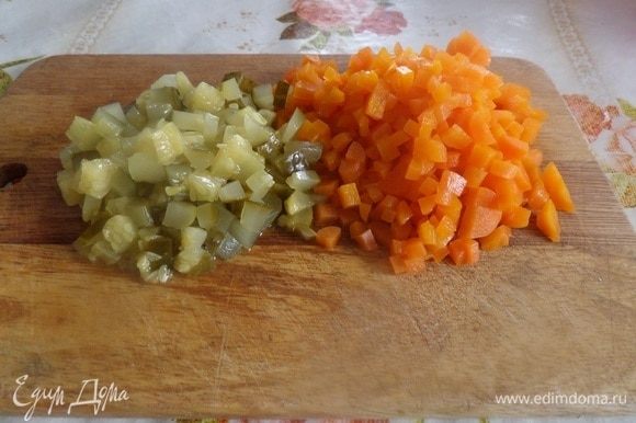 Кубиком нарезаем морковь и маринованные огурцы.