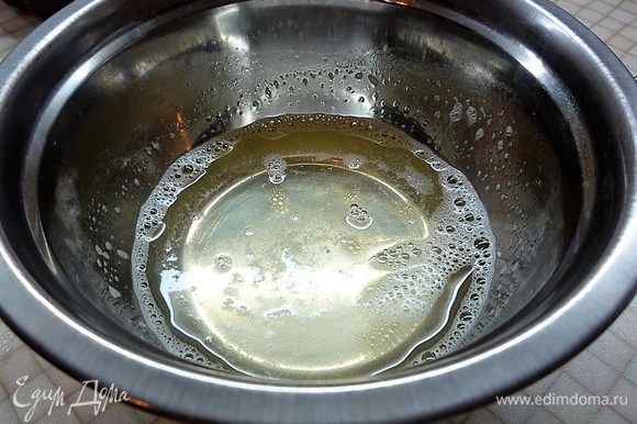 Готовим желе. Желатин заливаем водой, затем распускаем по инструкции (я использовала обычный желатин, выдержала 10 минут и подогрела на водяной бане).