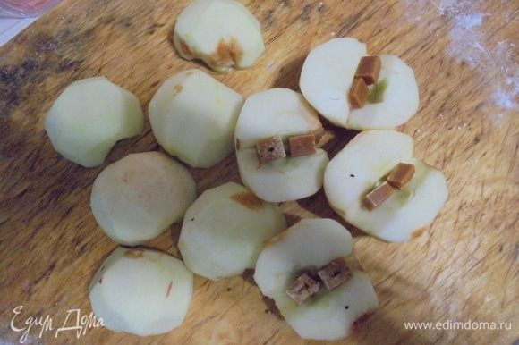 Яблоки очистить от кожицы, нарезать на половинки, очистить сердцевину и в очищенные ямочки выложить ириски.