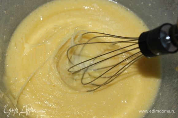 В отдельной миске смешать сахарный песок и размягченное сливочное масло, взбить до однородной массы. Далее добавить яйцо (если у вас в холодильнике яйца маленькие, возьмите 2 яйца). Взбить при помощи венчика, или миксера до светло-желтой пышной массы. В эту массу ввести тыквенное пюре, и хорошо перемешать.