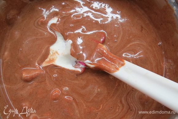 Половину сливок (250 г) подмешать аккуратно лопаткой к шоколадному крему. Сливочно-шоколадный мусс готов.