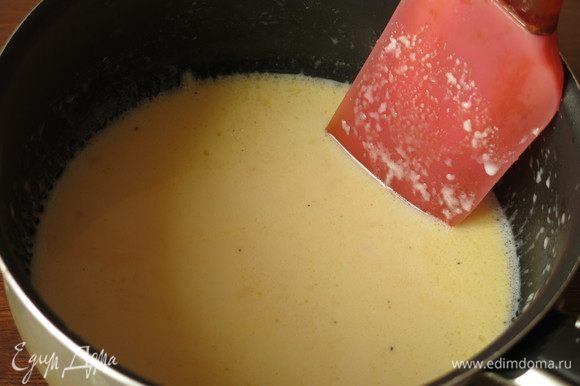 Нагреваем, постоянно помешиваем. Добиваемся, чтобы сыр расплавился. В исходном рецепте основа готовится в микроволновке 1,5 минуты нагрев.