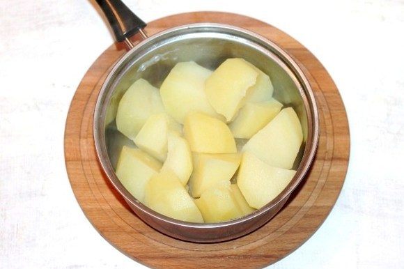 Картофель отвариваем в «мундире», охлаждаем и очищаем. Разрезаем на крупные части.