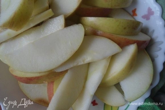 Яблоки вымыть, удалить сердцевину, нарезать дольками и сбрызнуть лимонным соком.