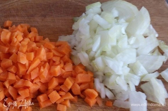 Добавляем лук и морковь в кастрюлю. Варим овощи 15 минут.