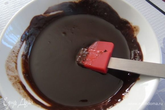 Приготовьте глазурь: шоколад растопите со сливочным маслом.