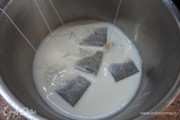 Доведите молоко до кипения, поместите 4 пакетика чая с бергамотом, накройте и оставьте настаиваться 40 минут. Затем пакетики отожмите и удалите из молока.