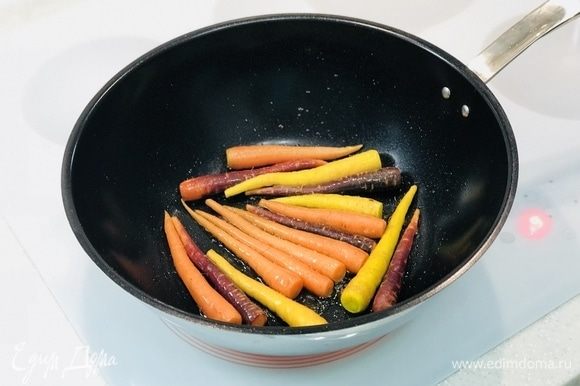 В начале обжариваем морковь, 10 минут.