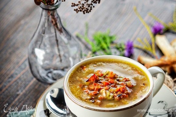 Прогреть суп 3-5 минут. Дать супу настояться полчаса и подать горячим непременно с ржаным свежим хлебом, чесноком и горчицей.