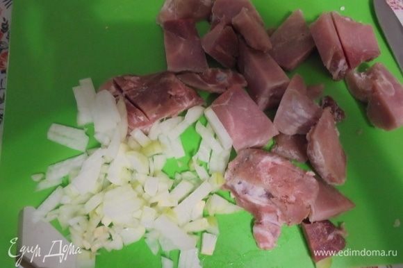Мясо нарезать крупными кусочками. Лук очистить и мелко нарезать.