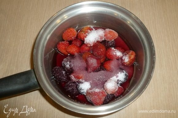 Для соуса смешать в сотейнике ягоды, сахар, вино. У меня клубника и ежевика, но можно взять и другие ягоды. Довести до кипения и немного выпарить.