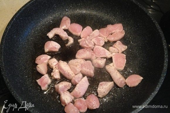 Сковороду сильно разогреть. Налить часть подсолнечного масла, выложить курицу и обжарить пару минут. Затем отложить курицу на тарелку.