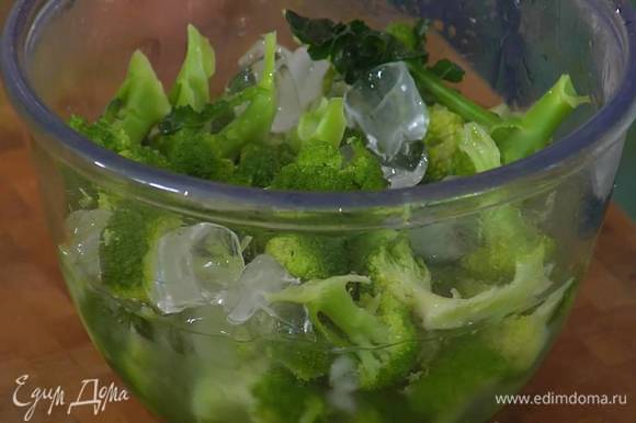 Брокколи разобрать на маленькие соцветия и опустить на 3‒4 минуты в кипящую воду, затем жидкость слить, капусту выложить в миску со льдом.