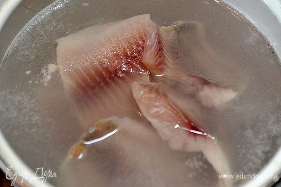 Рыбу также отварить в подсоленной воде до готовности. И картошку, и рыбу варим около 20 минут после закипания.