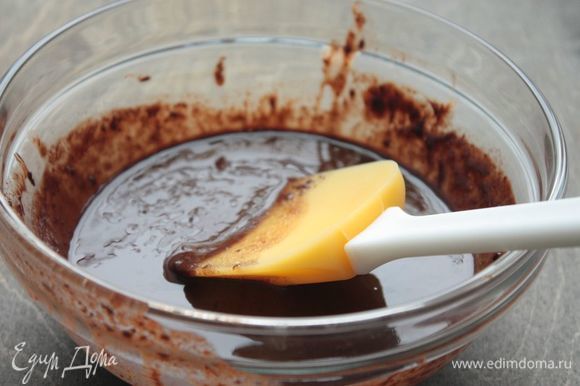 Растопите сливочное масло с какао-порошком и шоколадом на водяной бане до получения однородной консистенции.