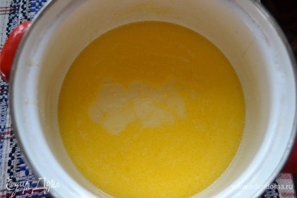 Растопленное масло с маргарином мы добавляем к молоку и яйцам. Туда же добавляем растительное масло.