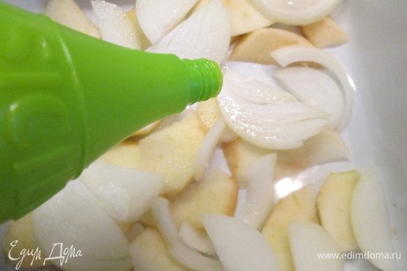Нарезаем дольками еще одно-два яблока (по вкусу), луковицу и укладываем их на дно формы. Сбрызгиваем соком лайма TM SICILIA.