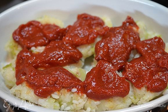 Полить томатной пастой и запечь в духовке при 180°С 20 минут.