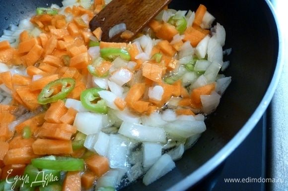 Лук, морковь, чили, чеснок мелко нарежем и обжарим.