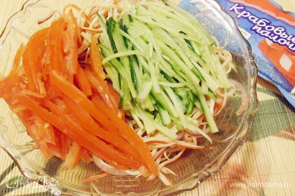 Добавить овощи в салатник.