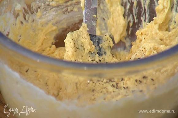Муку перемешать с разрыхлителем, добавить сахарно-масляную смесь, сидр, измельченную ваниль и вымешать тесто лопаткой.