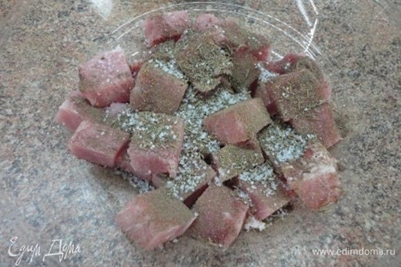 Мясо (лопаточная часть без кости) нарезать на кубики,тпосыпать тимьяном, перцем, тмином и солью. Оставить мариноваться, пока готовим овощи.