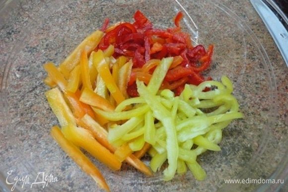 Пока варится бульон, подготавливаем овощи. Перцы, лучше разных цветов (но это не принципиально), нарезать полосками.
