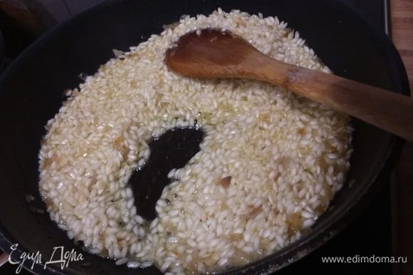 Каждую следующую порцию бульона добавлять тогда, когда предыдущая жидкость впитается в рис.