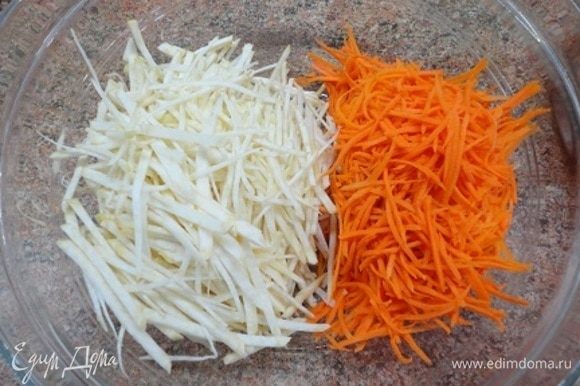 Сельдерей и морковь нарезать тонкими полосками и добавить к луку. Потушить минут 5.