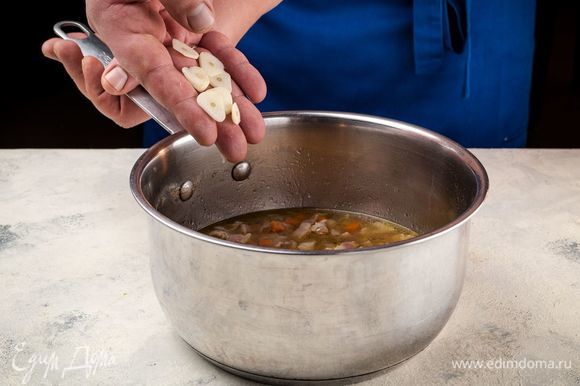 Чеснок нарежьте тонкими пластинками, положите в суп и дайте настояться в течение 10 минут.