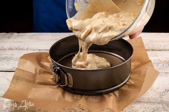 Предварительно застелите пергаментом форму, смажьте растительным маслом, выложите тесто.