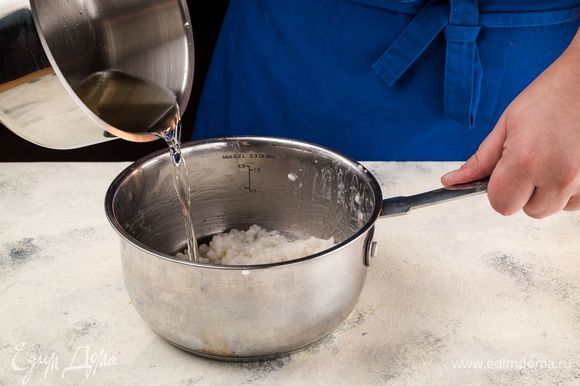 Приготовьте заправку для риса. Налейте в кастрюлю 3 ст. л. рисового уксуса, добавьте сахар и соль. На медленном огне доведите до полного растворения сахара.