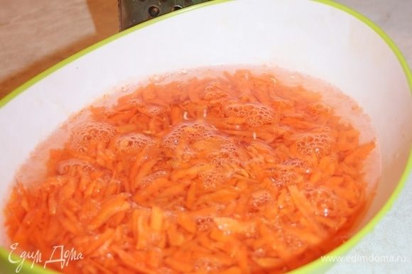 Морковь натереть на крупной терке и залить кипятком на 10 минут.