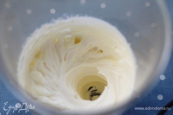Остальные сливки взбить. Силиконовые формочки для кексов ополоснуть водой и поставить на 10 минут в морозилку (так будет проще доставать закуску).